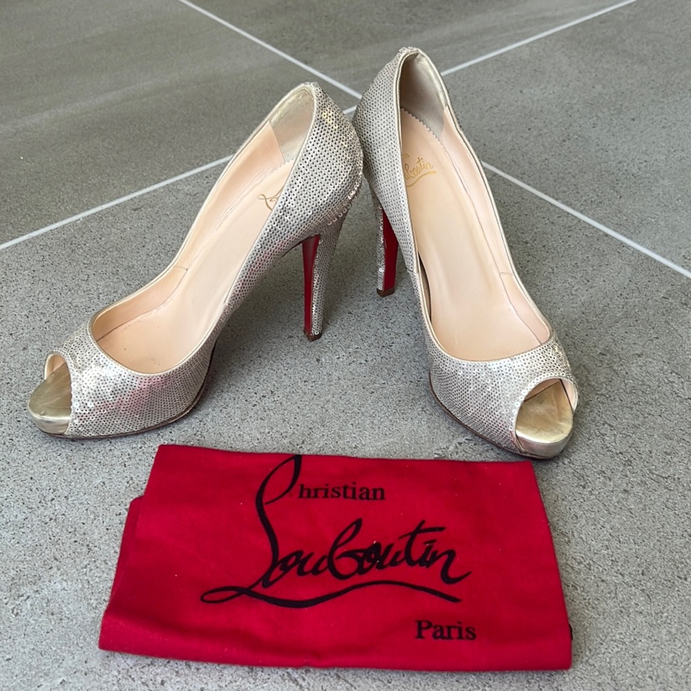 RARE Christian Louboutin Very Prive paillettes in size 39.